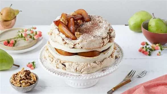 Dacquoise z musem z sera gorgonzola i karmelizowanymi gruszkami