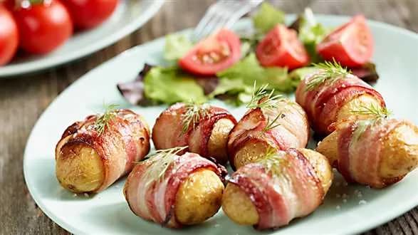 Młode ziemniaki z grilla w boczku