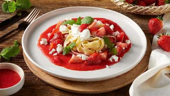 Makaron z truskawkami