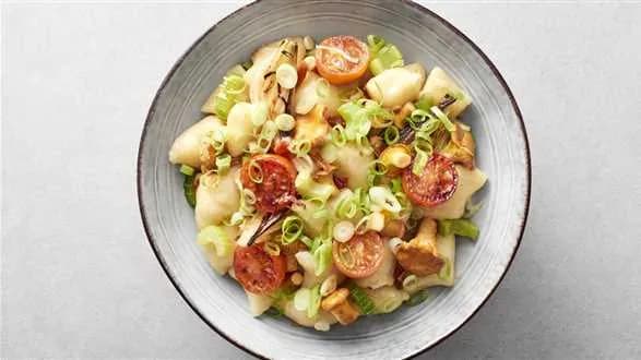 Kopytka z suszonymi pomidorami i kurkami