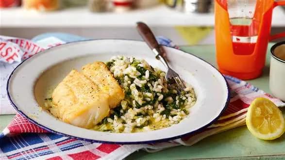 Risotto ze szpinakiem i smażoną rybą