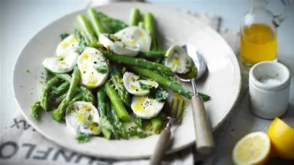 Szparagi z mozzarellą i cytrynowym winegretem
