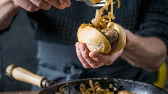 Domowe hot-dogi z białych kiełbasek