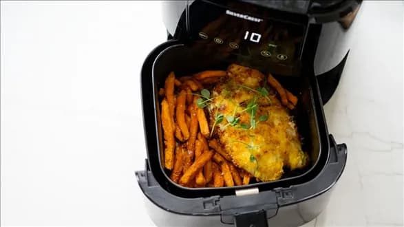 Chrupiące piersi kurczaka z frytkami z batatów