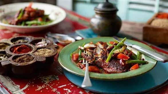 Ryba smażona z sałatką z fasoli