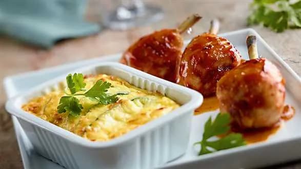 Podudzia kurczaka cajun z zapiekanką z cukinii i koziego sera