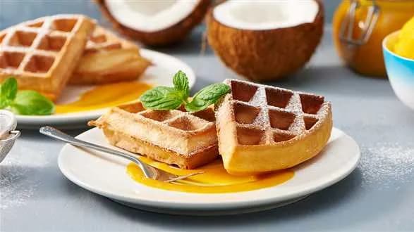 Kokosowe gofry z sosem mango