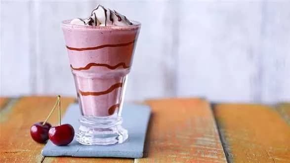 Szwarcwaldzki shake mleczny z wiśniami