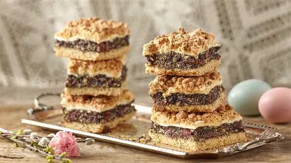 Makowiec na spodzie z bezą i maślaną kruszonką