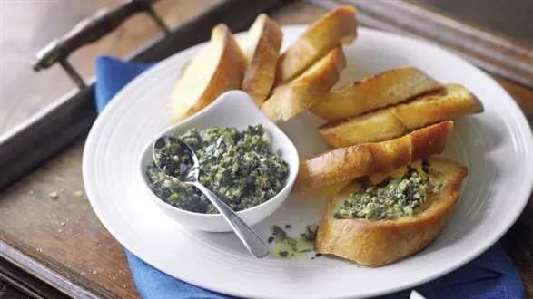 Grzanki z tapenadą - pastą z oliwek