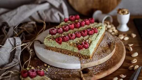 Mazurek z kremem pistacjowym