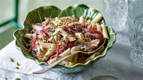 Penne z czerwoną cebulą i kozim serem