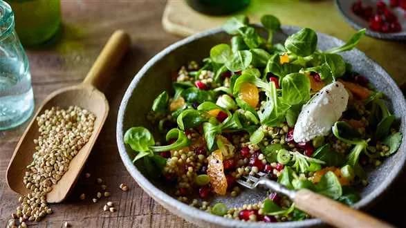 Zimowa sałatka z kaszy gryczanej