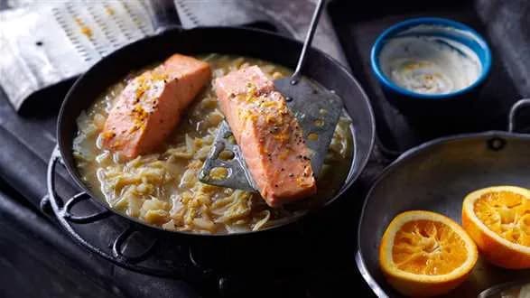 Łosoś w pomarańczach na kapuście pekińskiej