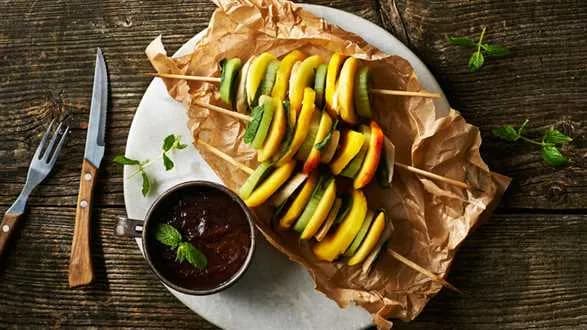 Owocowa niespodzianka. Grillowane szaszłyki z owoców