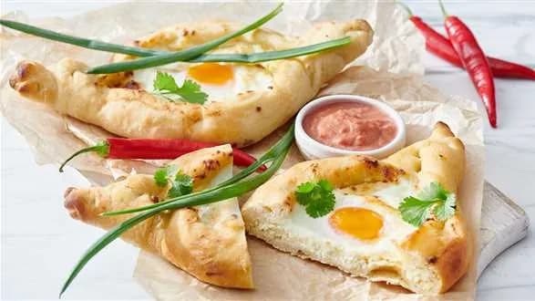 Chaczapuri z serem i sosem adżika