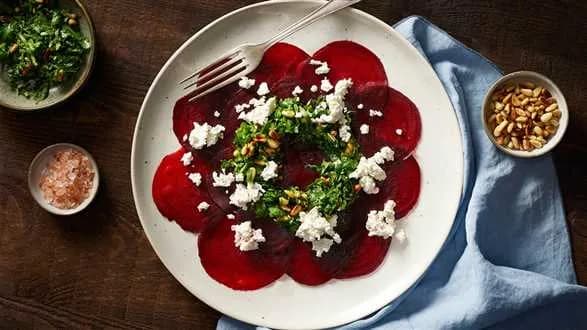 Carpaccio z buraków z salsą z rukoli i serem kozim