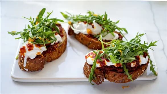 Kanapka na ciepło z kiełbasą nduja i burratą