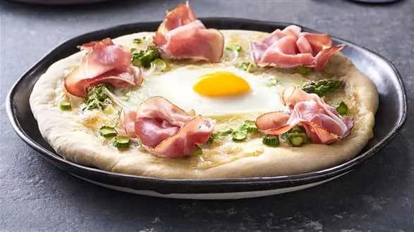 Pizza z jajkiem i szparagami