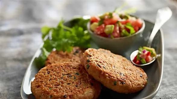 Kotlety z tuńczyka z limonkową salsą