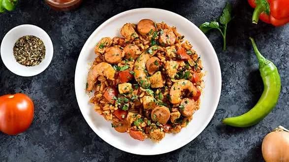 Jambalaya z kurczakiem, kiełbasą i krewetkami
