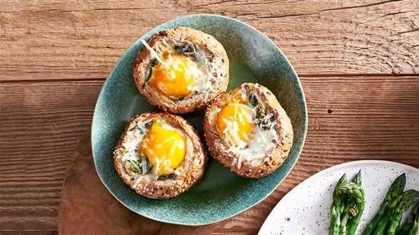 Gniazdka z bułek ze szparagami i jajkiem