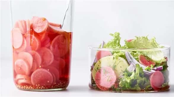 Marynowane rzodkiewki i sałatka ziemniaczana