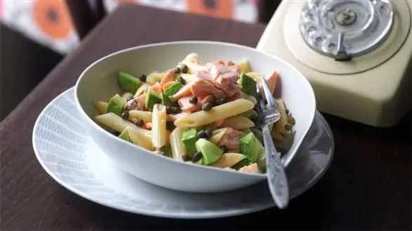 Makaron z łososiem i awokado