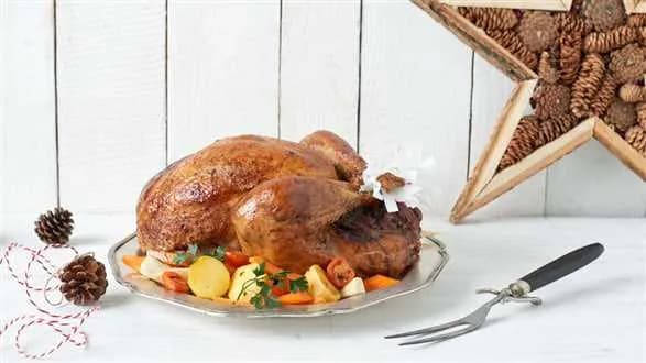 Bożonarodzeniowy peklowany indyk faszerowany kaszanką z jabłkami i żurawiną z sosem grzybowym na białym winie