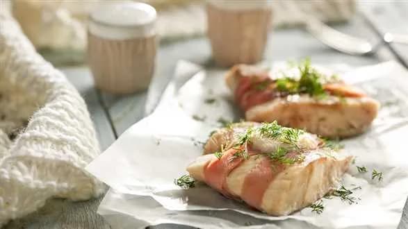 Dorsz w szynce pod chrzanową pierzynką