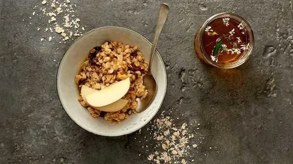 Owsianka z tartym jabłkiem i suszonymi śliwkami