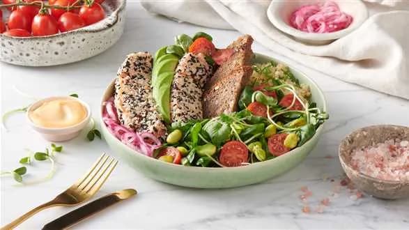 Pieczony łosoś z komosą ryżową i świeżymi warzywami