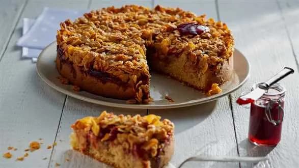 Migdałowe ciasto z jabłkami i konfiturą truskawkową