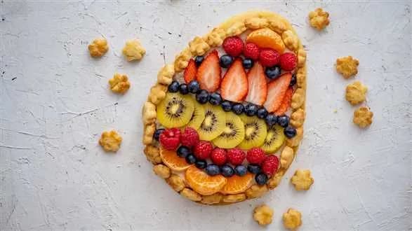 Wegański mazurek ze świeżymi owocami