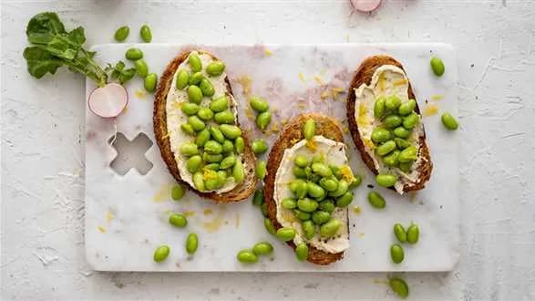 Kanapki z humusem i fasolkami edamame