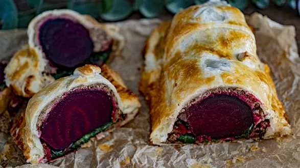 Wegańska polędwica wellington z burakami