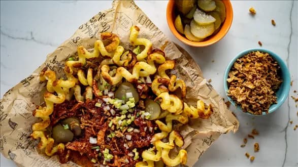 Curly fries z pulled pork i sosem musztardowo-miodowym