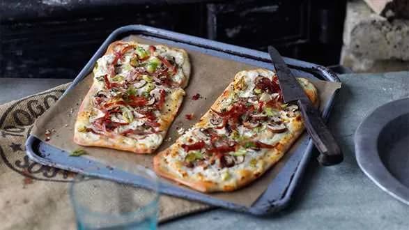Tarta flambée z pieczarkami i boczkiem