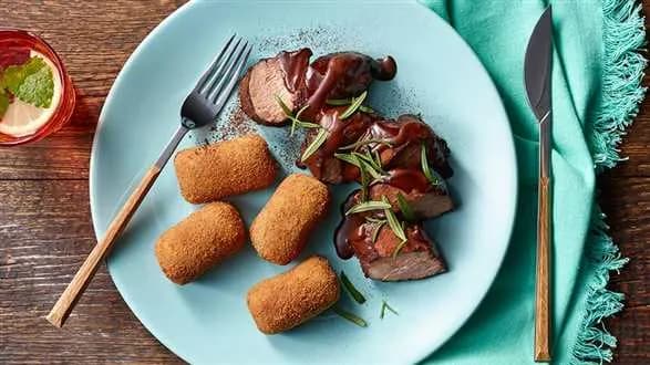 Polędwiczka wieprzowa w czerwonym winie w kakaowym sosie z krokietami ziemniaczanymi