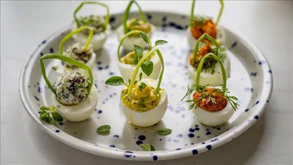 Faszerowane jajka koszyczki w trzech kolorach