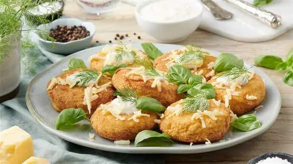 Kotleciki z kalafiora z dipem orzechowo-czosnkowym