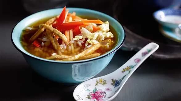 Japońska zupa z herbaty z ryżem