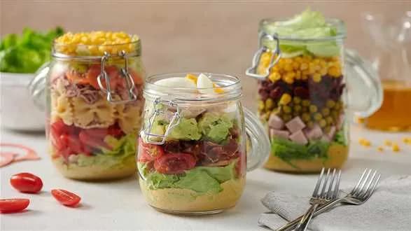 Sałatka warstwowa z szynką