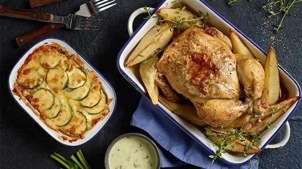 Pieczony kurczak z serem gorgonzola, gruszkami i orzechami włoskimi z zapiekanką z cukinią