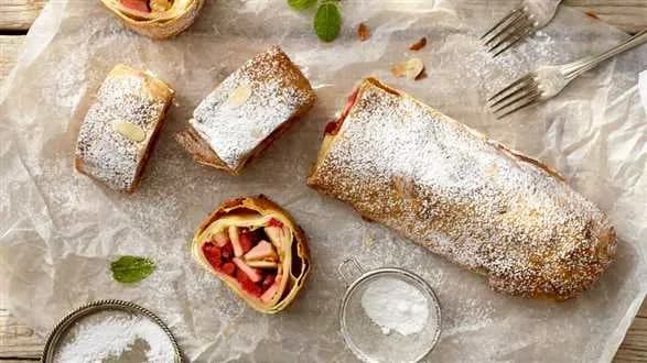 Strudel gruszkowo-śliwkowy z cynamonem