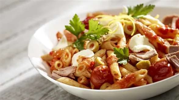 Makaron z tuńczykiem, oliwkami i mozzarellą