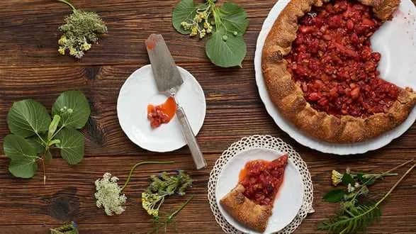 Ciasto kruche z rabarbarem i truskawkami