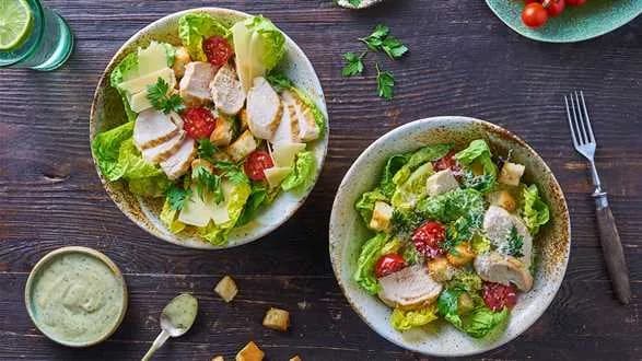 Sałatka Cezar z kurczakiem na dwa sposoby