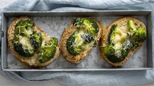Tosty z brokułem i serem provolone