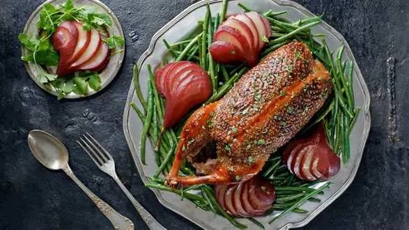 Kaczka pieczona z gruszkami poszetowanymi w winie z fasolką szparagową